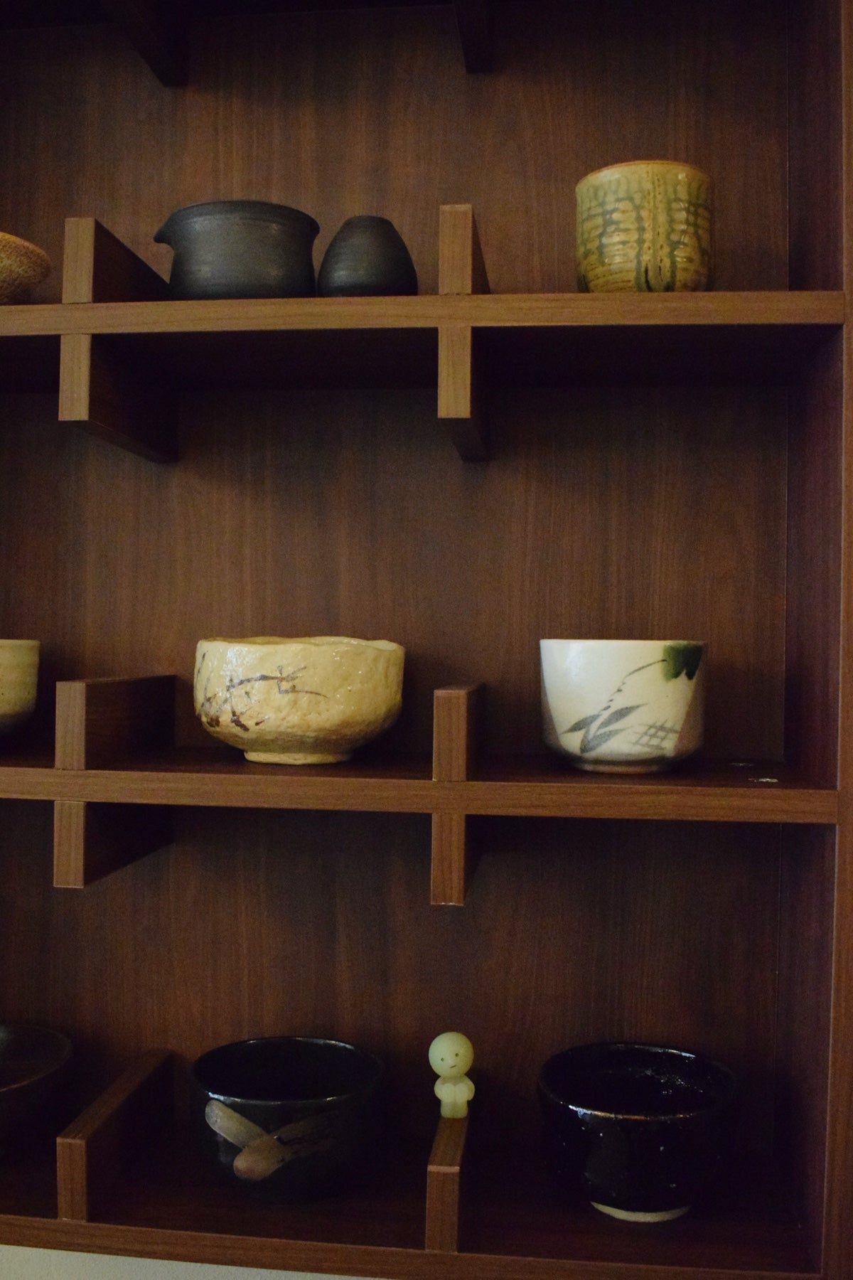 A row of chawan on the shelf